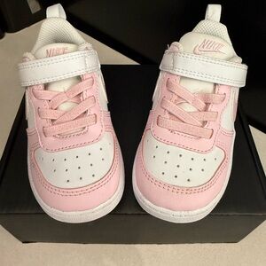 Nike Kids Sneakers in Pink and White